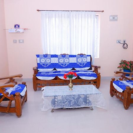 Giri'S Homestay Madikeri Εξωτερικό φωτογραφία