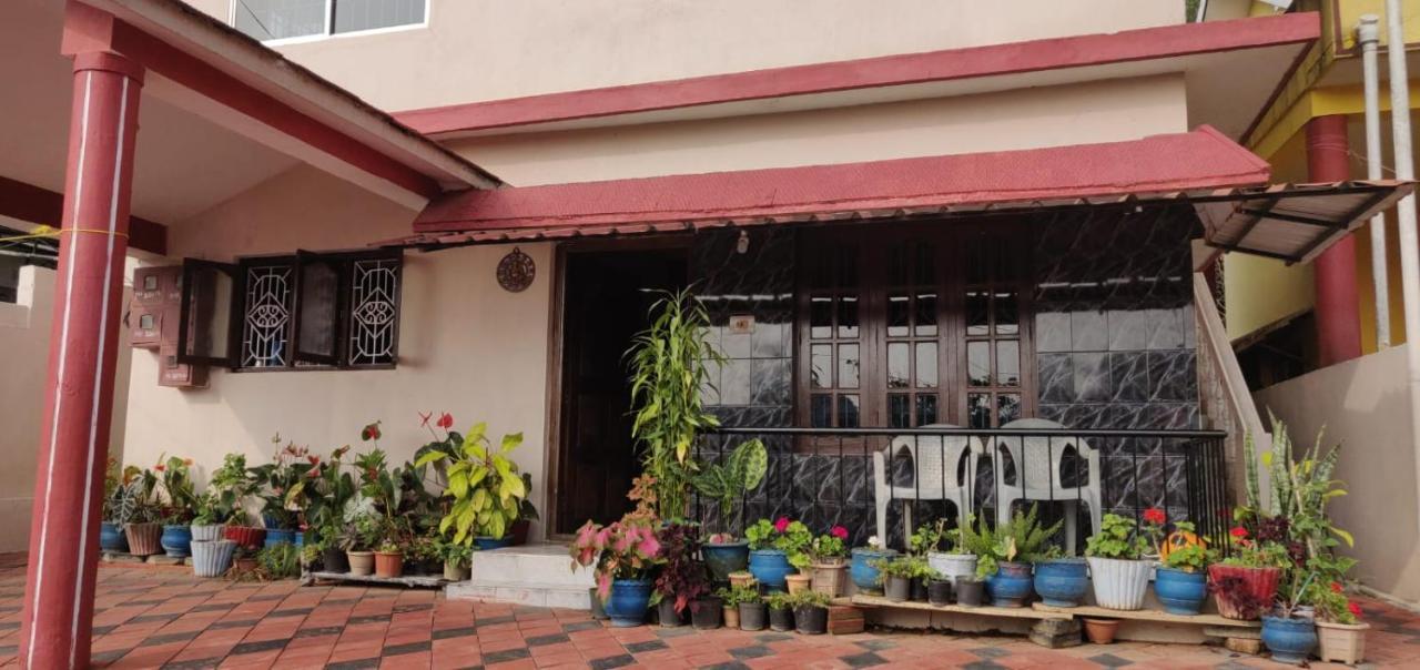 Giri'S Homestay Madikeri Εξωτερικό φωτογραφία