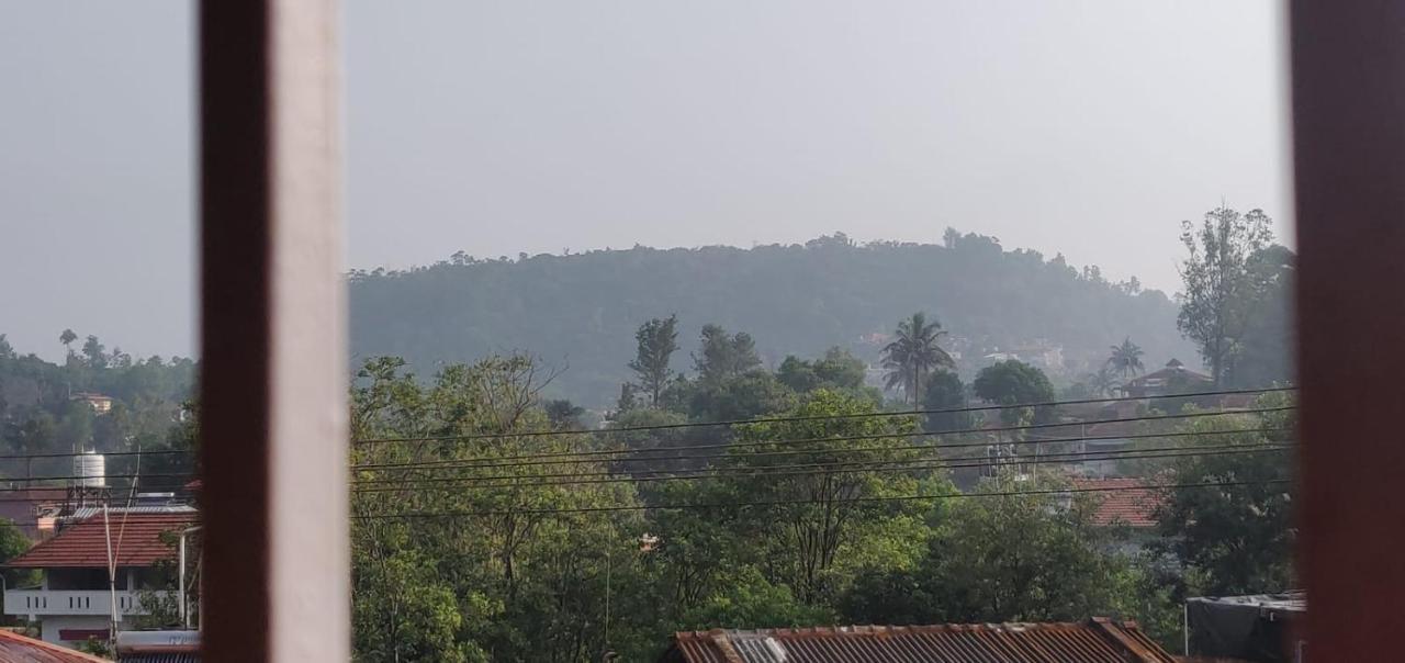 Giri'S Homestay Madikeri Εξωτερικό φωτογραφία